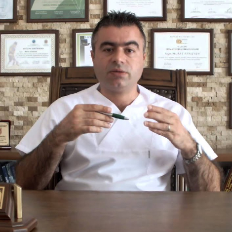 Kliniğimizden görüntü: Hekim masada, arkada sertifikalar